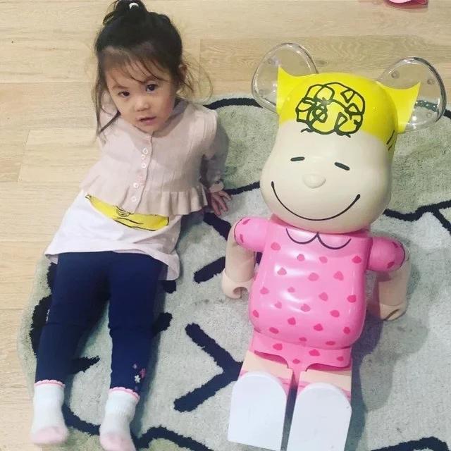 陈冠希晒女儿萌照，Alaia披头散发，紧抱玩偶面露开心笑容