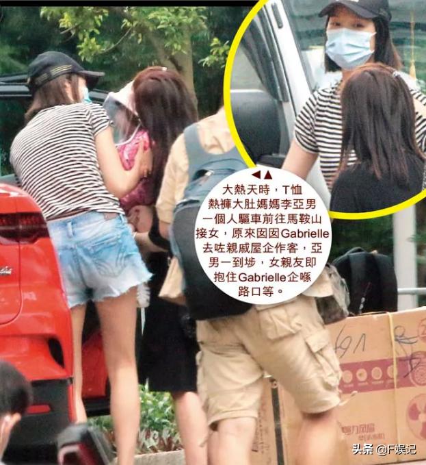 李亚男挺孕肚带女儿去亲戚家做客 母女俩在街上做足防疫措施