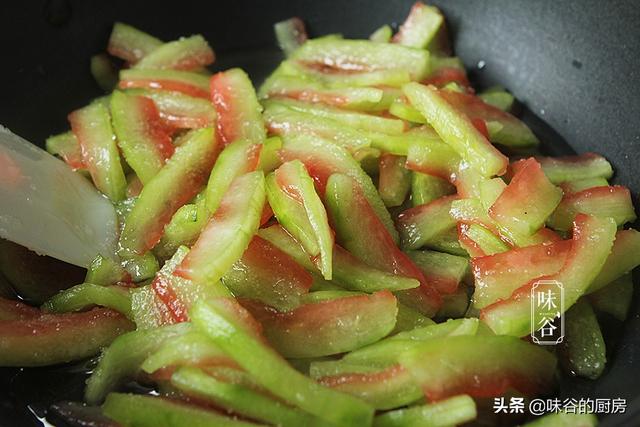 夏天，西瓜皮别扔了，把它做成零食，软糯香甜，好吃不浪费