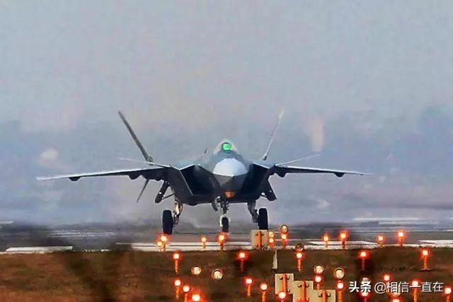 中国首款第四代战斗机歼-20飞机，具备超强隐形