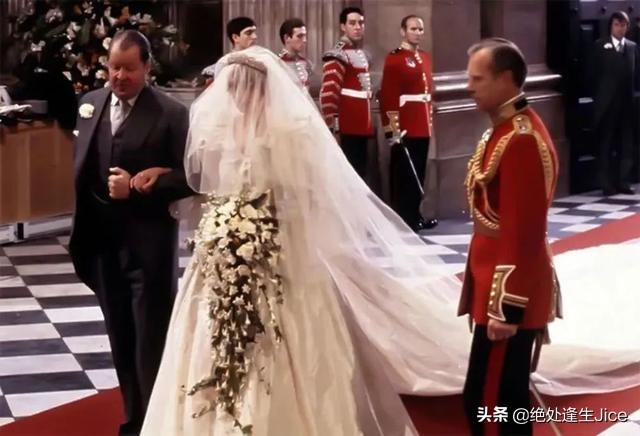 72岁卡米拉依旧受宠！头顶戴安娜的珍珠泪王冠，得意笑容藏不住