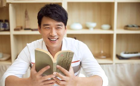 21岁出道37岁才出名，与妻子恩爱多年，今演技被认可非常低调