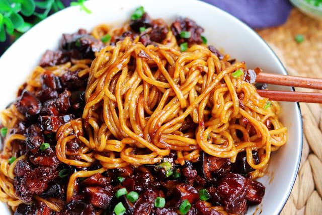 夏天这样做面条，做一锅不够吃，酱香浓郁，面条劲道，好吃到舔盘