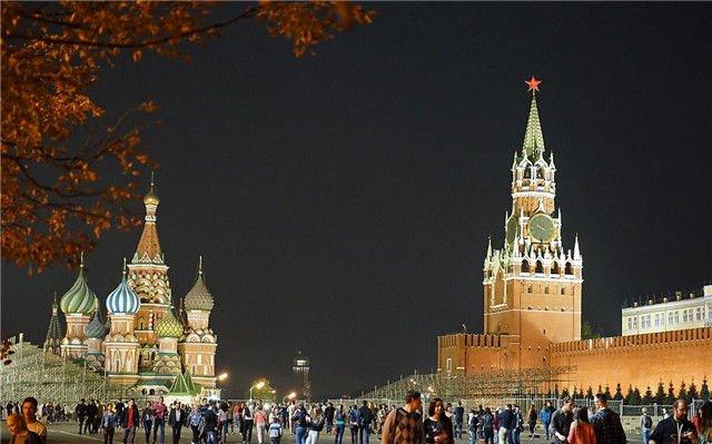 去俄罗斯旅游，跟3个美女合照收费20元，网友：好便宜啊