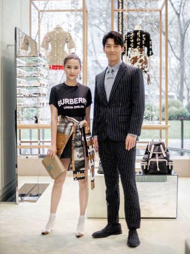 窦骁|藏不住！何超莲窦骁疑已同居 何超莲深夜秀恩爱晒男方撸铁健身视频