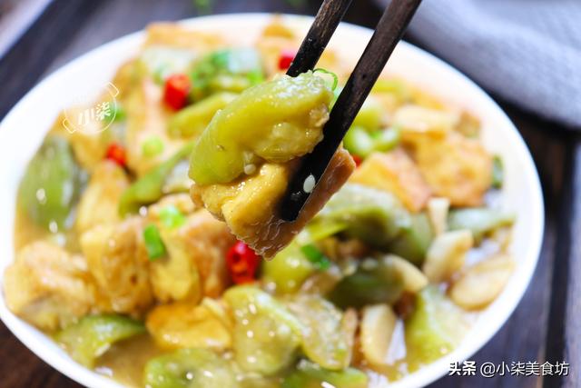 豆腐这样做太好吃了，不炒不油炸，加3根丝瓜，出锅比红烧还香