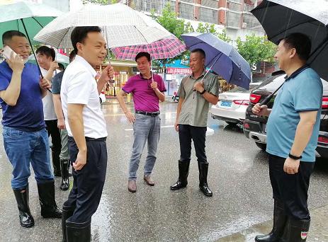 湖北武穴：暴雨猛袭，叶林和住建局党员干部下沉社区合力防汛