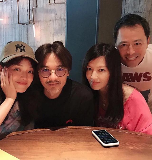 舒淇冯德伦久违秀恩爱，两人贴头同框超甜蜜，和林熙蕾夫妇聚会