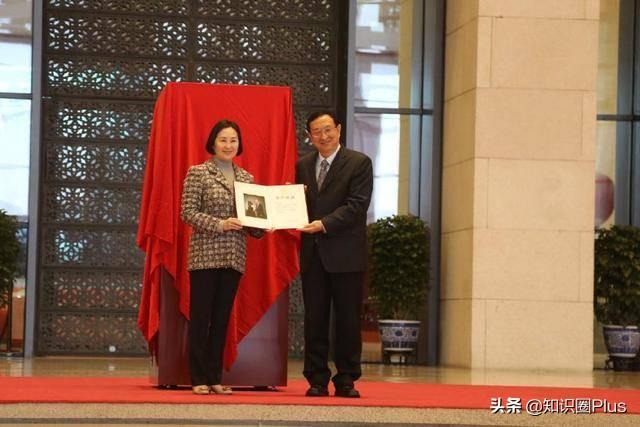 何鸿燊何氏家族悼文，留下四房十七杰，详细了