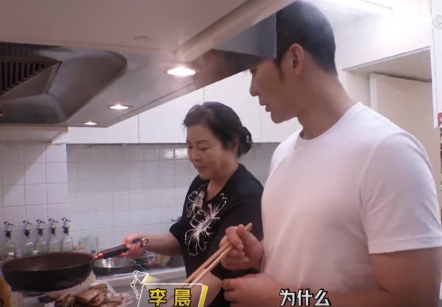 李晨下厨做“苹果花”，我却在意妈妈的叮嘱，瞬间被暖到了
