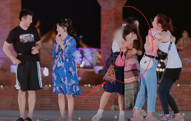 吉娜穿紧身吊带裙，张歆艺搂她腰的那一刻，才知道啥叫“巴掌腰”