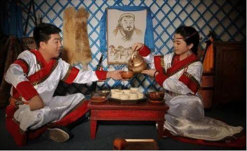 蒙古一家人住一个蒙古包，那夫妻怎么生活，新