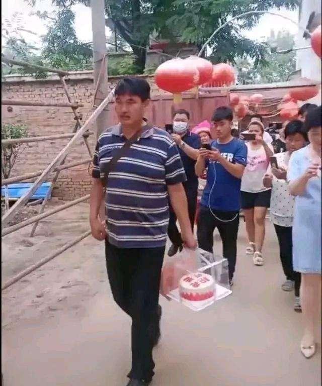 老太堵朱之文家门口讨要医药费：大衣哥，求你别再装好人了