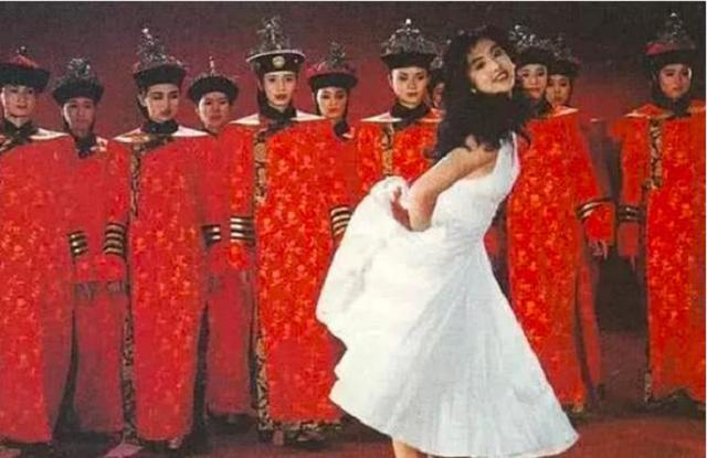王祖贤30年前故宫拍广告，谁注意到她背后的群演，今成为圈内红人