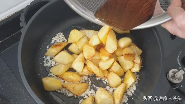 3个土豆不加一片肉，这样秘制一锅，孩子超爱吃，比薯条吃着还香
