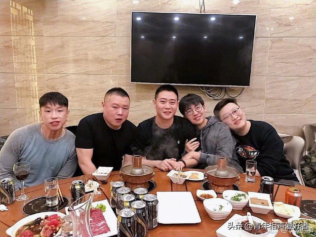 没文化吃大亏！德云社烧饼晒妻子的包，衣服上的英文让他出了丑