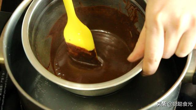 巧克力脆皮雪糕的做法，简单好做，比梦龙好吃，成本只要几毛钱