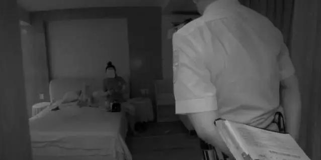 私闯|女子带娃私闯豪宅躺床上吹空调睡 主人回家慌忙报警