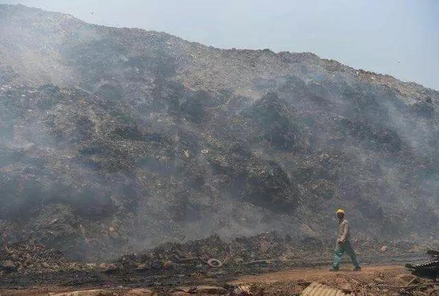 印度接收“洋垃圾”后，首都现17层楼高垃圾山，附近居民“哭了”