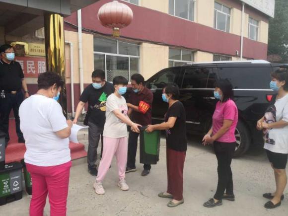 垃圾分类到各家，北京燕东集团向房山焦庄村捐赠分类垃圾桶