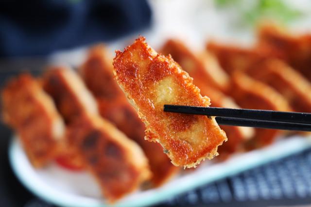 茄子别再红烧，试试新吃法，外焦里嫩超级解馋，2大锅瞬间吃光光