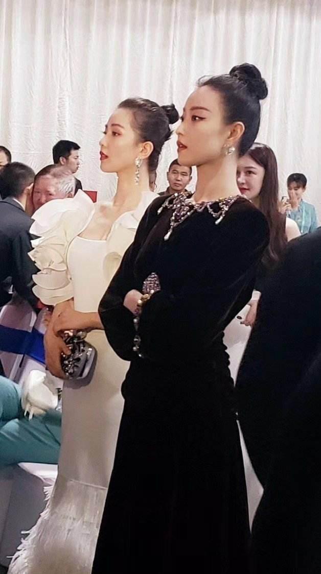 神仙CP！刘诗诗倪妮新戏路透曝光，两大女神互蹭额头甜腻了