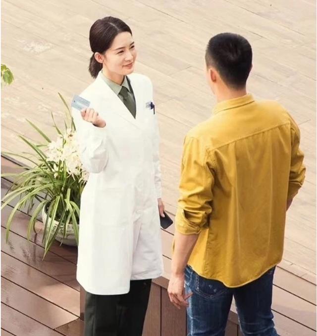 《锦绣南歌》热播，李沁又一部剧上路了，飒爽英姿女军医你期待吗