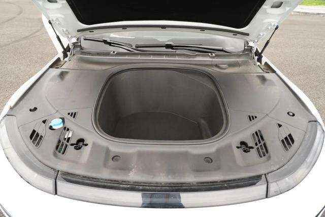 特斯拉慘遭小鵬P7降維打擊，22.99萬起要什么自行車