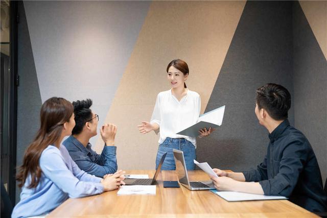男子勤奋做销售反被老总骂，生气发飙回怼老总