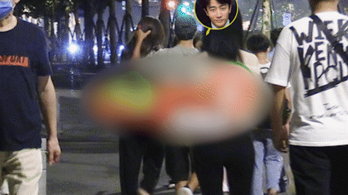 黄轩携女友见长辈好事将近？两人街头互拥，频频上演摸头杀