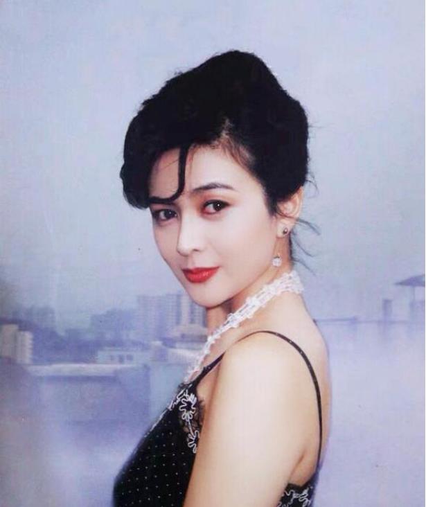 从“惯三”到“高尔夫球事件”，“老少通吃”的关之琳脸部变僵硬