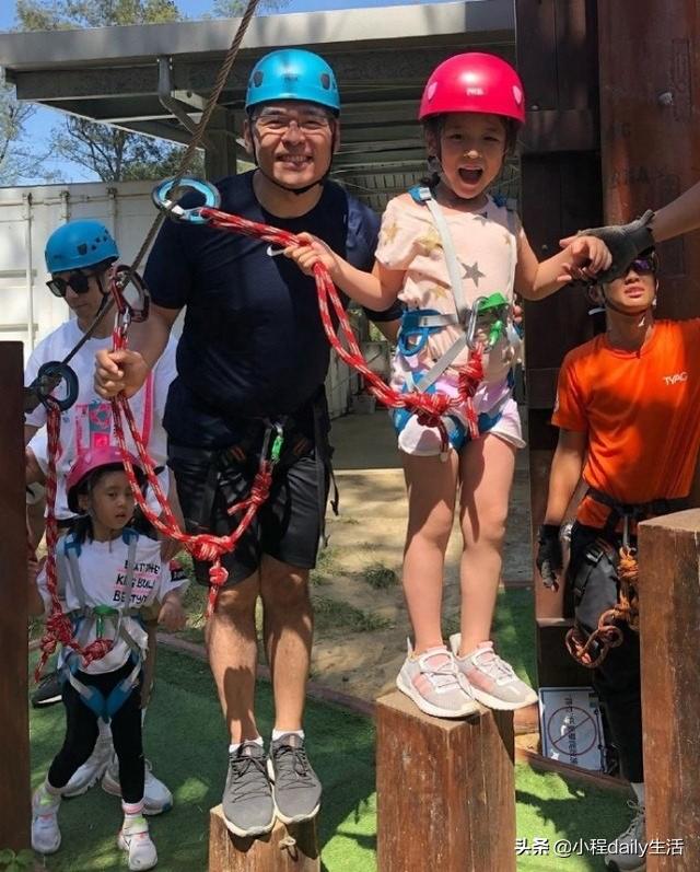 贾静雯夫妇带女儿玩户外运动，波妞众人面前向咘咘撒娇求抱，萌翻