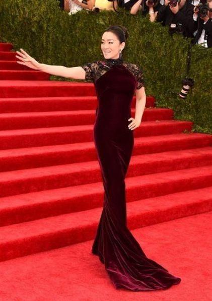 55岁巩俐也难逃中年发福，牛仔短裤勒出“赘肉”