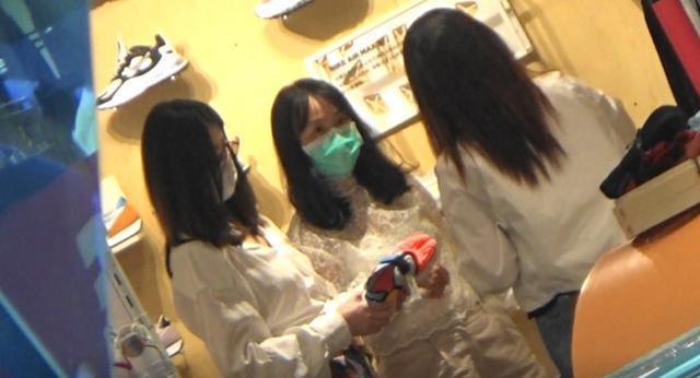 46岁陈慧琳近照曝光，与助理一同现身超市，打扮