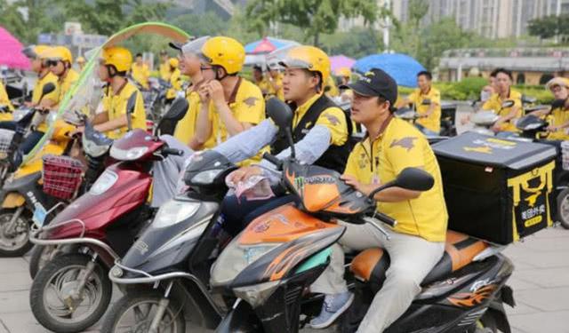 美团推出4轮车送餐，外卖小哥舒服了，网友疑惑：配送费得多贵？