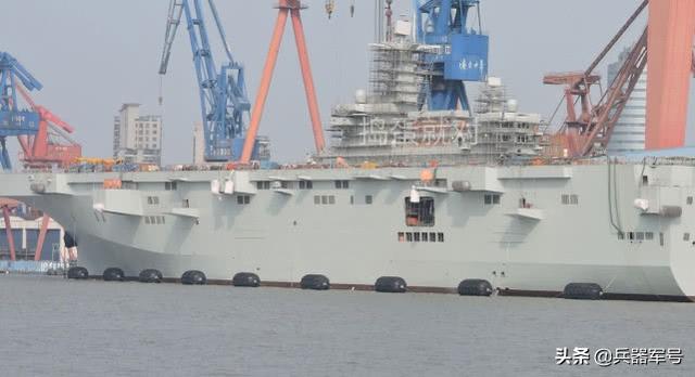 首艘075型攻击舰绚丽夜景美图曝光，辅机开始运转，试航倒计时