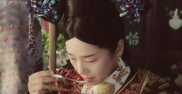 慈禧太后的一天，凌晨3点就起床，只因为李莲英已在外等候！