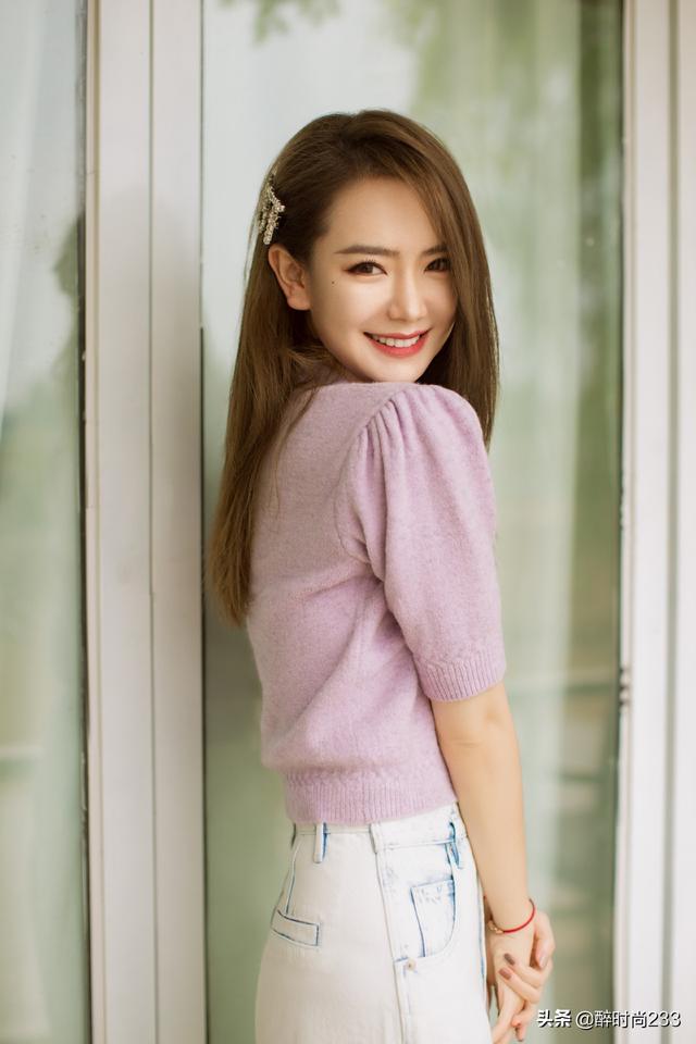 35岁戚薇时髦又少女，一身香芋紫针织衫搭浅色牛
