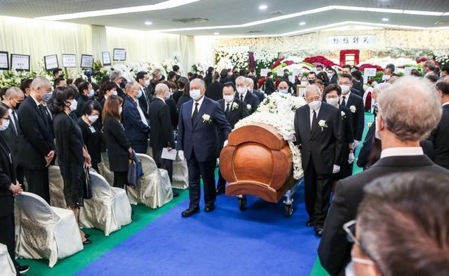 赌王葬礼完美结束，但却暂时不下葬，有钱人更