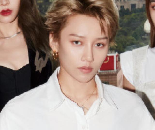 THE9又一全家福来袭，赵小棠陆柯燃都在前排，安崎要用放大镜看