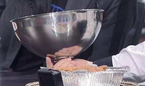 贾玲被安排吃炸鸡，关晓彤羡慕到“噘嘴”，谁