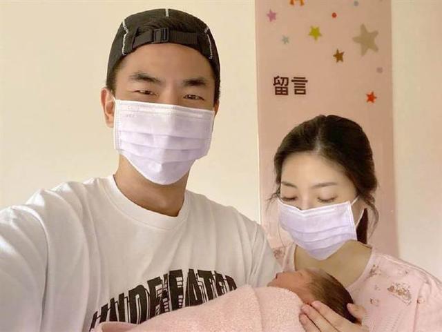 柯有伦官宣得女取名Mila，晒合影眼里满是喜悦，不忘附文感谢妻子
