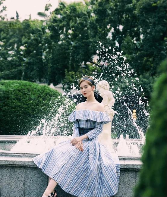 那些设计感满满的衣服款式，女明星们必备的穿搭款，谁穿谁好看