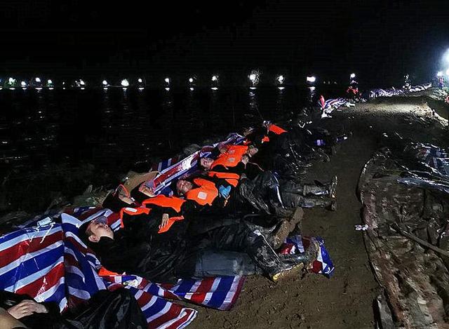 「防汛一線」團風縣公安局搶險突擊隊雨夜搶筑血防圩堤