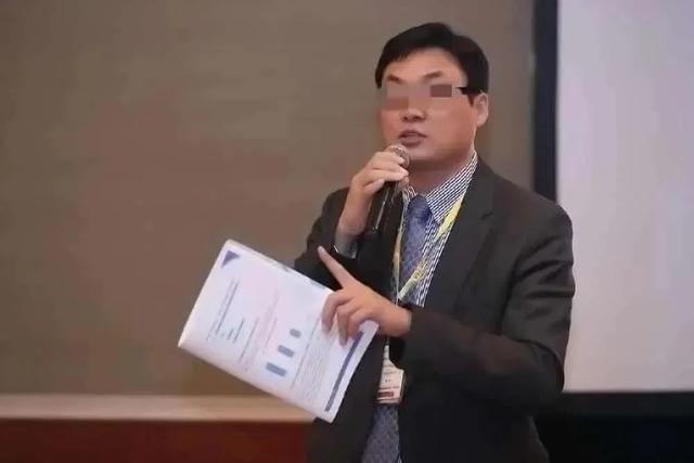 指控鲍毓明性侵的女孩被指年龄存疑