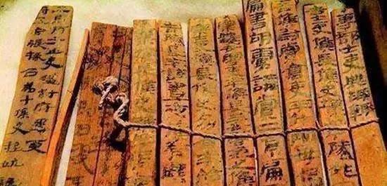 陕西出土500竹简，上面的几行字，成王莽是穿越者的一大证明