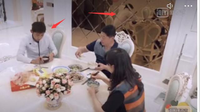 动作|张继科和镜子里的动作不一样 网友直呼：出现灵异事件么