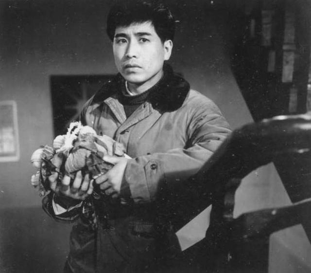 1956年张良因《董存瑞》爆红，一人却写信痛骂，一看署名激动万分