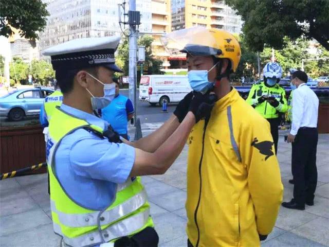 6月1日起，电动车正式实施“一盔一带”，外卖小哥：非得中暑才行