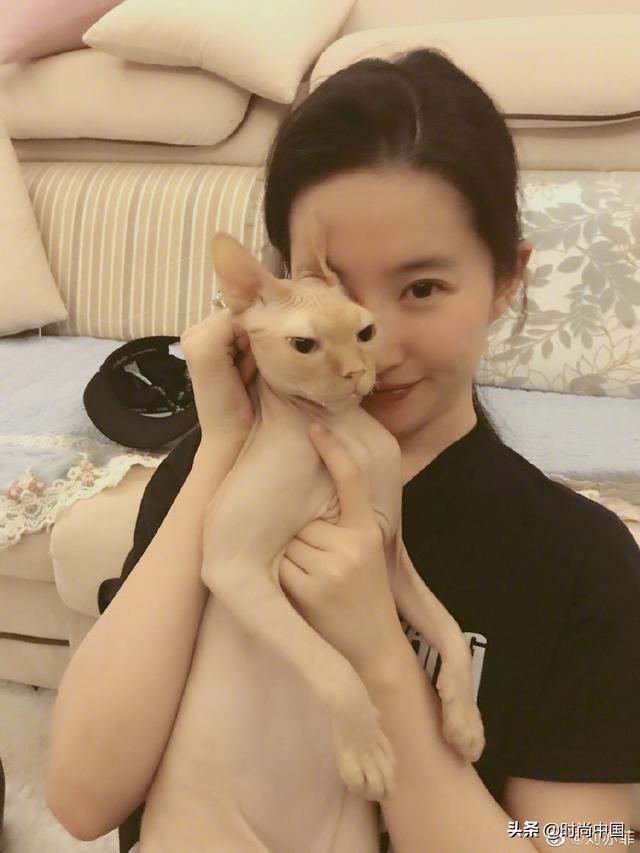 学拍毕业照｜跟李沁、张雨绮、赵露思摆“pose”，用新姿势解锁青春纪念册